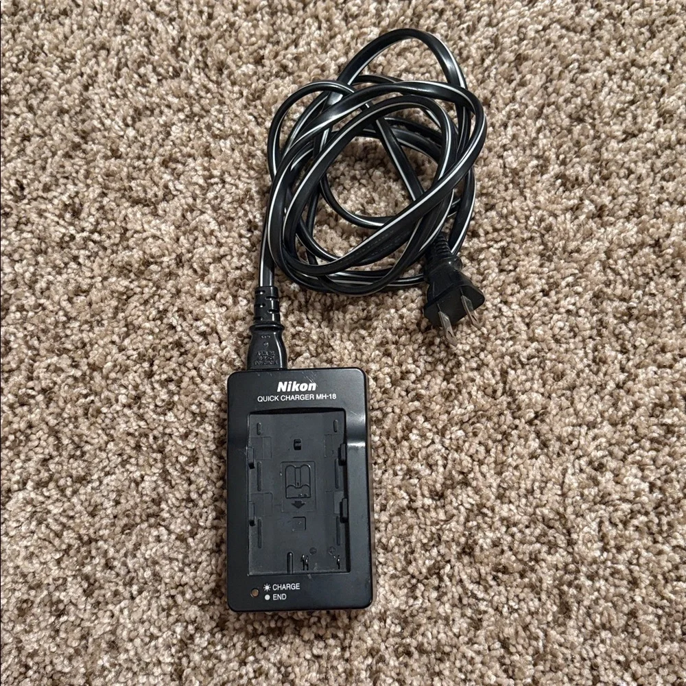 Nikon D100 Black with MH-18 Quick Charger